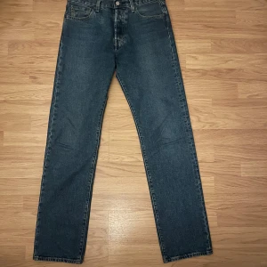 Levi’s 501 - Säljer dessa kliniska jeans från Levis efter de blivit liggande i garderoben en lång stund. De är använda med omtanke, 8/10. Modellen är 501 vilket är en väldigt snygg och Popular modell.  Strl 30 34 Hör gärna av er vid funderingar🤝 