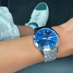 Poedagar Klocka - Funkar mycket väl, länkar och en liten box följer med skick 10/10 väldigt snygg inte för stor och inte för liten.