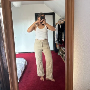 Weekday byxor - Byxor i linné i rakmodell från Weekday. Jag är strl M och de sitter som midrise på mig. Mer lågmidjat på mindre strl!  Sömmen på ett av benen är avklippta, behöver sys.