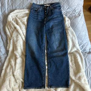 Mörka levis jeans i modellen ribcage straight storlek 25 i midjan 