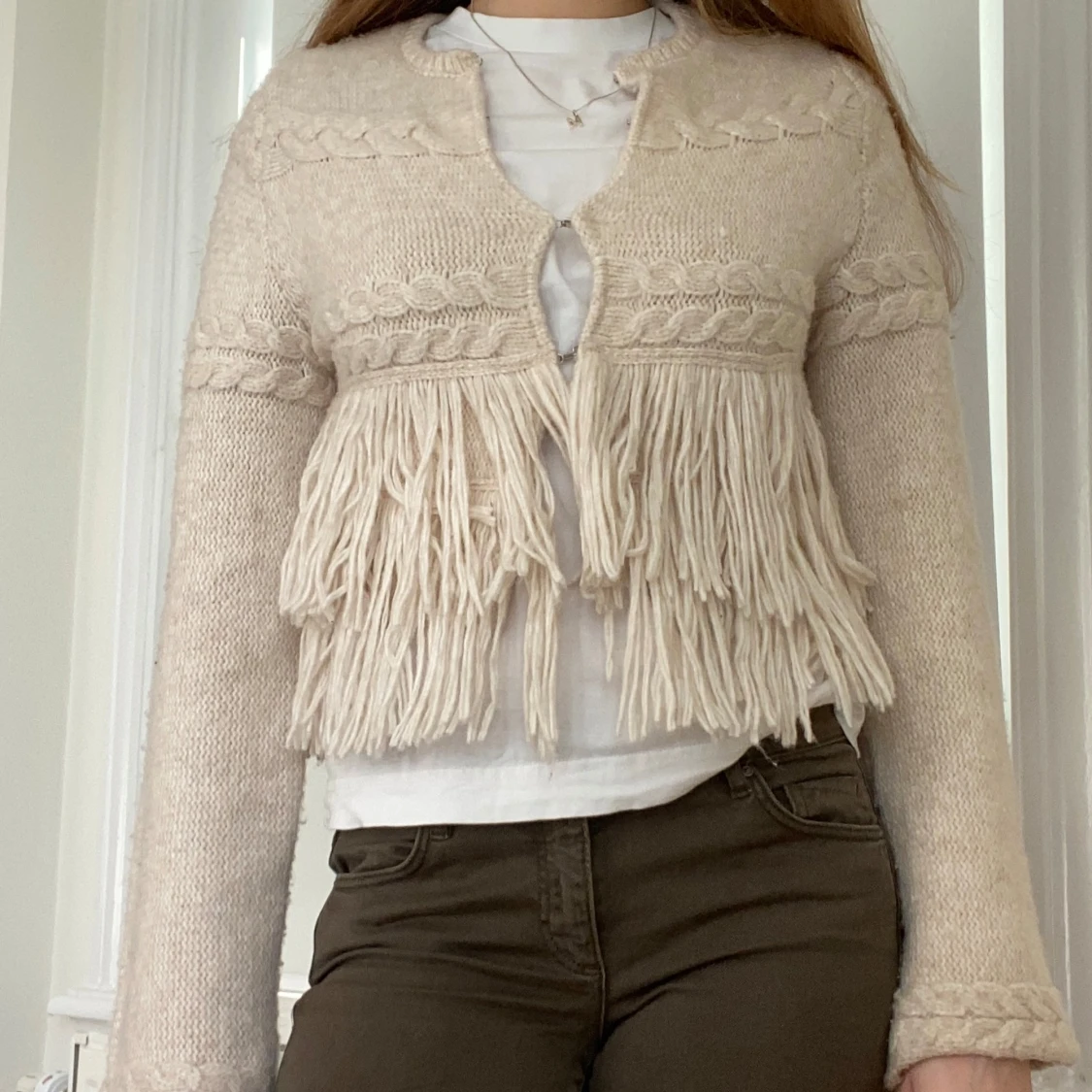 Stickad kofta med fransar 