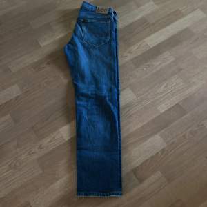 Säljer ett par blå jeans från Lee. Jag köpte dem från carlings för 799 men mitt pris blir 300. Säljer dem eftersom de var för stora för mig och därför är dem aldrig använda. De är i nyskick. Hör gärna av er om ni har frågor