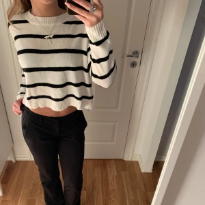 Randig stickad tröja  - Säljer denna snygga stickade tröja eftersom den blivit för liten, bara använd ett fåtal gånger och i jätte bra skick🩷