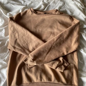 Sweatshirt beige  - En beige sweatshirt i storleken M. Använd endast ett fåtal gånger. 