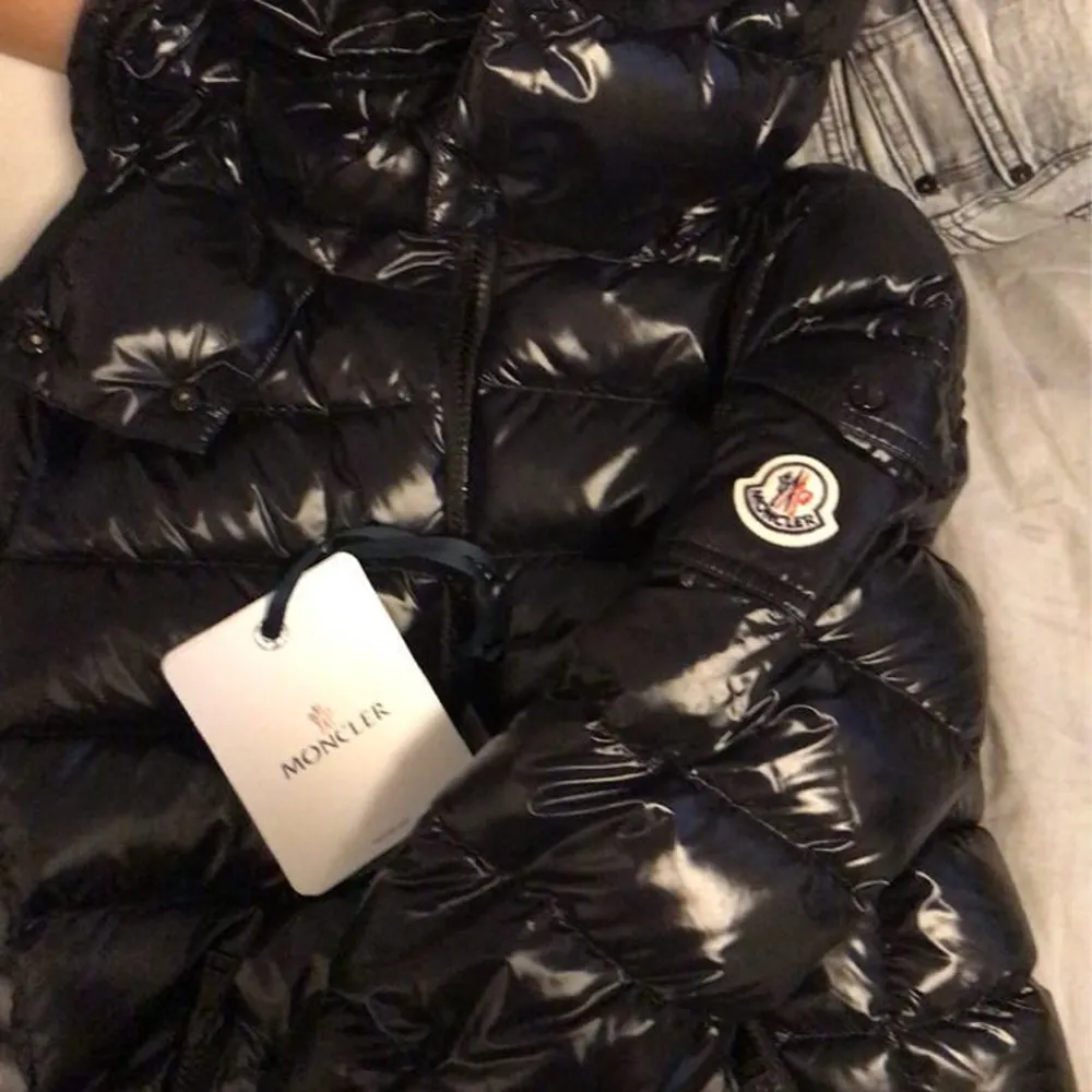 jag säljer min 1 år gamla moncler bady jacka i storlek 00, jag beställde den för 17 tusen kronor i november förra året men inte haft användning för den har tyvärr inte kvitto kvar då den är på nån mail men jackan är 100%äkta och har tags kvar. Jackor.