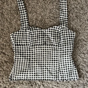 Rutig topp - Säljer denna sjukt snygga rutiga toppen då den tyvärr var för stor på mig!! Man knyter den själv i nacken, inga defekter!! Köp direkt eller lämna prisförslag!!