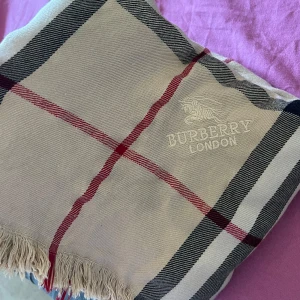 Burberry halsduk  - I bra skick, pris kan diskuteras 