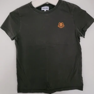 Säljer äkta kenzo t-shirt - Säljer mörk gröna kenzo tröjan på grund av att den blev liten för mig. Är i bra skick och är kanske liten i storleken. Priset kan vi diskutera