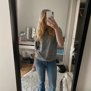 Grå stickad t-shirt - Använd ändats 3 gånger så mycket bra skick. Storlek M men passar mig som bär xs och S i vanliga fall. Säljer den då den inte kommer till användning.