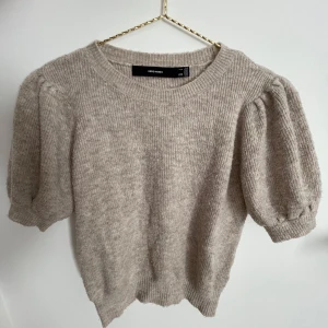 Stickad kortärmad tröja - Superfin stickad tröja med lite puffiga ärmar från Vero Moda. Superfin till hösten😍Storlek S