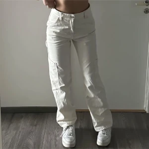 Cargobyxor/-jeans från hm i off white - Cargo jeans från HM, köpt för ett tag sedan, aldrig använda, i perfekt skick🤍
