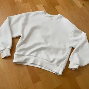 Säljer en vit sweatshirt från Gina Tricot, basically basics-kollektionen. Fin vit sweatshirt, sparsamt använd och mycket fin🩷 superfin passform! Små små fläckar som ej gick bort i tvätten, går säkert bort om man behandlar bättre🌸