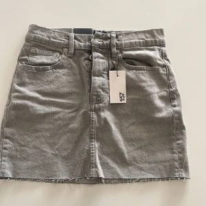 Jeanskjol - Helt ny, aldrig använd. Väldigt bra skick. Köptes för 150kr