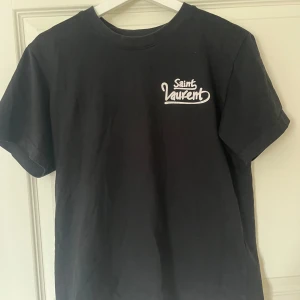 Saint Laurent tröja - Tjena säljer denna riktigt feta ysl tröjan den är i nyskick och riktigt fet skriv om ni undrar något snabb affär=billigare pris