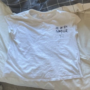 Amour kortärmad tröja - Säljer då den är för liten❤️ Jättebra skick, köptes för cirka 1 år sedan men har bara används cirka 3 ggr❤️ Skriv om ni har frågor eller funderingar så svarar jag snabbt❤️ Tryck på köp nu eller skriv till mig så postar jag inom ett dygn❤️❤️