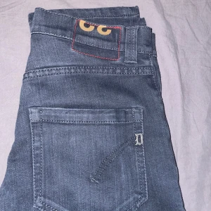 Dondup jeans - Sälje dessa asfeta dondup jeans, storlek 32, inga defekter, priset ej hugget i sten! Hör gärna har dig om du är intresserad!