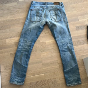 Nudie jeans Herr - Hela, snygga och fräscha Nudie jeans. Sydda i skrevet hos Nudie skrädderi en gång efter spricka. 