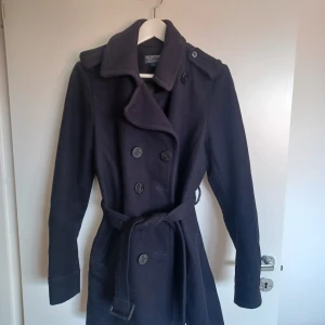 Polo Ralph Lauren vintage kappa - Vintage ull Polo Ralph Lauren jacka! Fint skick. Denna högkvalite kappa är tillverkaded i 80% ull. Storlek L. Färg är mork blå/svart.