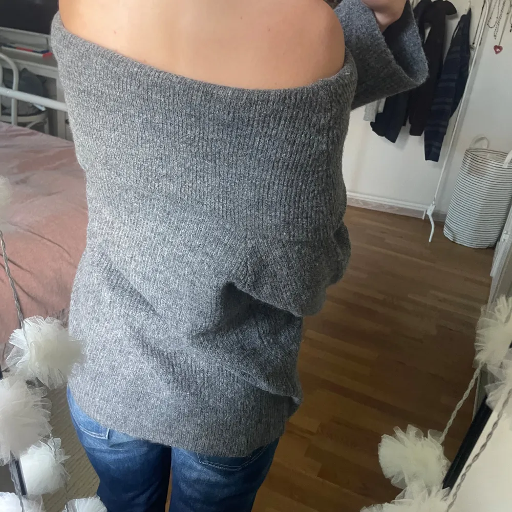 Stickad off shoulder tröja, aldrig använd 💕. Stickat.