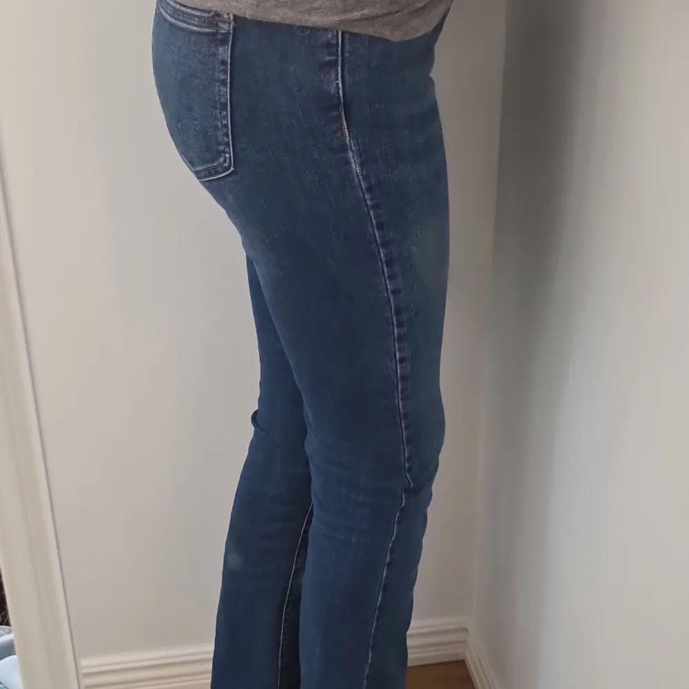 Jättesöta bootcut jeans från märket only, använt några få gånger och de är uppsydda i slutet av benen men passar på mig som är 173 cm. Skriv gärna vid frågor. Jeans & Byxor.