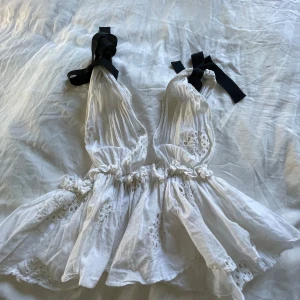Söt sommar topp - Fin topp från zara!  Svarta rosetter uppe på axlarna 🩶 super att ha en sommardag till jeans 🌺