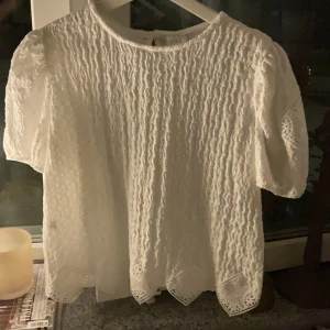 Blus! - Super fin blus ifrån zara. Använt en gång och är i superbra skick. Den är i storlek 13 till 14 men om man har storlek xxs eller xs passar den med! Fina detaljer och knapp där bak. Pris kan diskuteras!