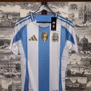 Säljer nu mitt Argentina kit 24/25 i storlek S. Player version med värme tryckta loggor för effektivare spel. 