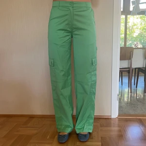 Gröna Cargo Byxor (Envii) - Gröna Cargo Byxor från Envii.  Tunt, lätt och bekvämt material.  Mid waist och full längd (modell 178cm). Storlek S.