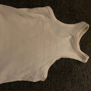 Vitt linne  - Ett vitt Basic linne ifrån H&m i bra skick. 