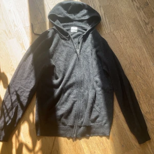 John Henric Kashmir Hoodie  - Cashmere hoodie, Kashmir Hoodie Storlek M Köptes ca 3 månader sen, 100% cashmir , som ny.
