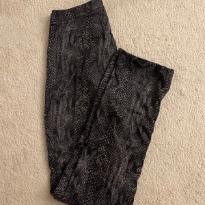 Ormmönstrade byxor - Nyskick! Pris kan diskuteras 