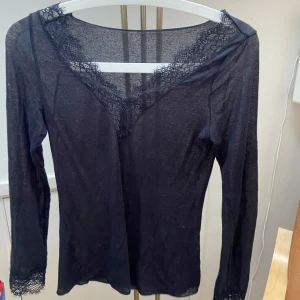 Intimissimi  - Säljer min superfina svarta intimissimi tröja i storlek S. Säljs för att den inte används❤️ Defekter på bild 2&3❤️ Hör av dig vid frågor mm❤️