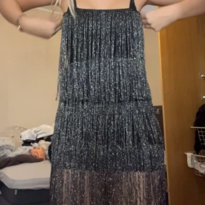 Glittrig klänning - Perfekt till om man ska va gatspy eller liknande! Storleken är ganska liten men funkar om man brukar ha xs-s (under tyget är även ganska kort men funkar)🥰