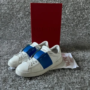 Valentino Skor - Tjena! Säljer nu mina snygga skor ifrån Valentino. Skicket på skorna är 8,5/10. Skorna är i storlek 43. Låda och dustbag medföljer! Vid fler frågor/bilder är det bara och höra av sig! 