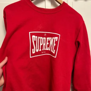 SUPREME CREWNECK - Supreme crewneck i fint skick!!! Riktigt snygg tröja med skön passform  Köpt i Supreme butiken i London påse samt kvitto finns!!  Pris på stock X ca 2900kr Pris går att diskutera 