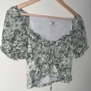 Pamela x NA-KD blommig topp 🌿 - Endast testad, storlek 34 men upplevs något större i storleken 🍃  Var lite för stor i omkretsen på mig då jag har mindre byst (A-kupa), annars superfin och skönt material! ✨
