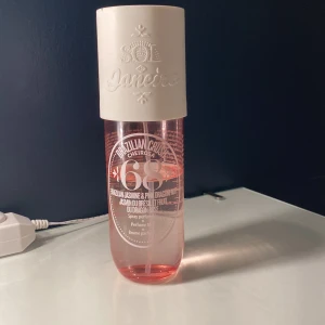 Sol de Janeiro parfym - Säljer denna Sol de Janeiro body mist i färgen 68. Kanske 2/3 kvar. Det finns en liten defekt på locket. Nypris är 400kr men säljer för 150kr💕
