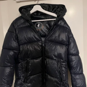 ”Save the duck” jacka - Säljer nu en sjukt fet jacka från save the duck, modell ”edgard”.  Jackan köptes för 3799 och är i ett väldigt bra skick. Pris går att diskutera!