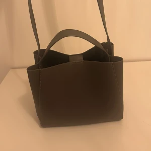 Säljer en helt ny väska  - Jag säljer en helt ny väska. Har tyvärr två så måste sälja en. Den är i jättebra skick och har aldrig använts. Den är en jättefin mörkbrun färg. Köpte den för 299kr.