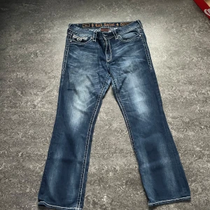 rock revival/low waist - Hej! Säljer den här rock revival jeansen för 450 kr, dom ser helt nya ut dock är dom lite slitna vid mellan benen. Det är storlek 34 på dom🫶🏼