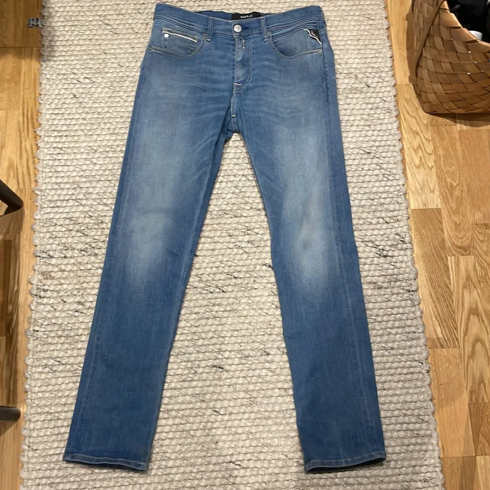 Snygga jeans ifrån replay i modellen grover hyperflex så dom är otroligt sköna. Skick 10/10 inga defekter, köpta för 1800. Jeans & Byxor.