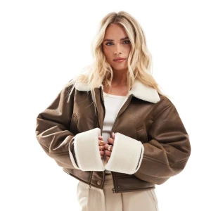 Skinnjacka  - Helt ny och oanvänd fodrad brun skinnjacka, köpt på Asos men retur tiden har gått ut, lappen sitter kvar på den. Jättefin men passade tyvärr inte mig (önskar verkligen det) Nypris:789kr