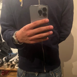 Polo zip hoodie  - Hej jag säljer min polo zip hoodie eftersom jag inte använder den! Den är XL men passar lätt en L person ! hör av dig vid fler frågor!