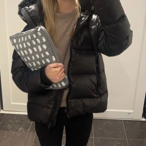 Perfekta vinterjackan  - supervarm och skön vinterjacka, perfekt nu till höst/vinter! Endast använd en vinter så superfint skick! Köpt på kidsbrandstore för 3000kr 🩷 slutsåld i alla storlekar på hemsidan - så eftertraktad jacka! Fler bilder kan tas vid intresse! 💛💛