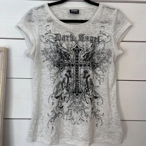 T shirt  - Cool t shirt med tryck. Smått genomskinlig 