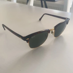 Ray ban solglasögon! - tjena säljer dessa glajor eftersom jag inte använder dom, fick dem för cirka 2 lax, skick 10/10
