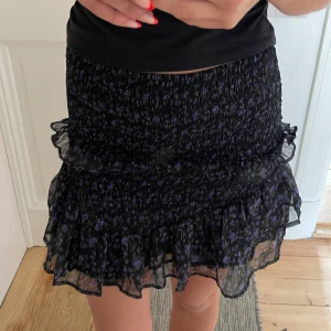 Volangkjol - Volangkjol från neo noir. 