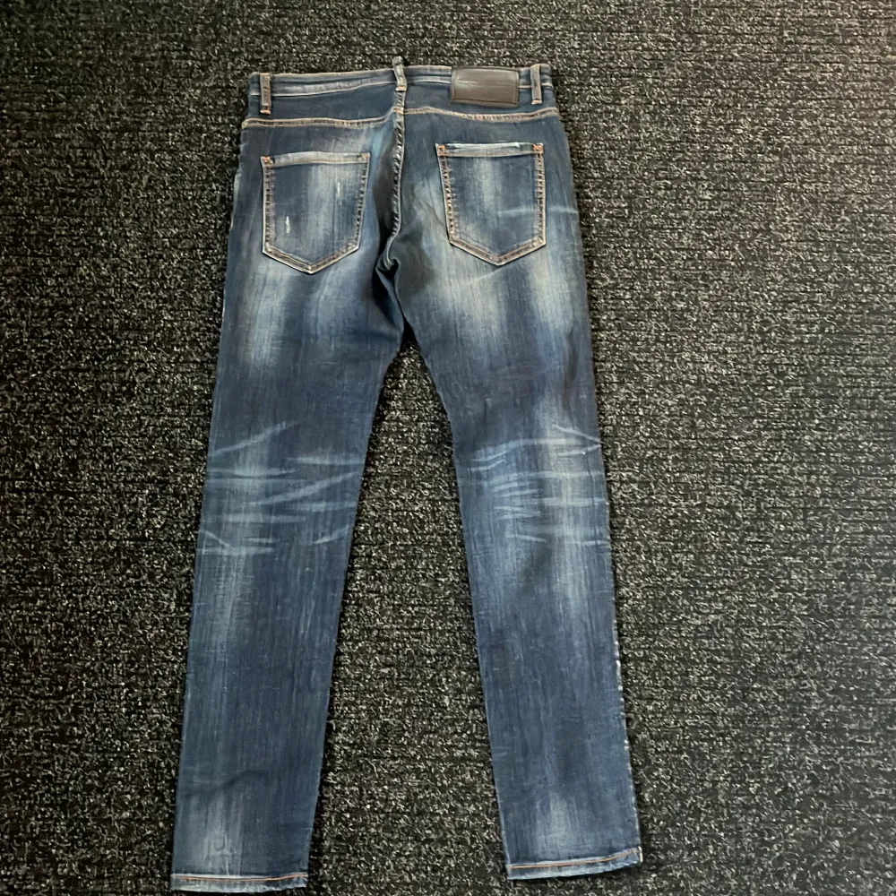 Säljer dem här byxorna för att jag inte använder så mycket, Passar runt 1,65-1,75, köpta för 850 euro. Använda 7 gånger, kom med prisförslag . Jeans & Byxor.