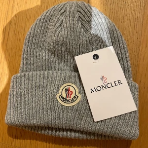 Moncler Mössa - Helt ny moncler mössa. Vid frågor kontakta mig!