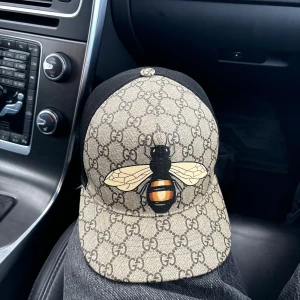 Gucci keps med bi-motiv - Säljer en snygg Gucci keps med det klassiska GG-mönstret och ett coolt bi-motiv på framsidan.  kan byta också